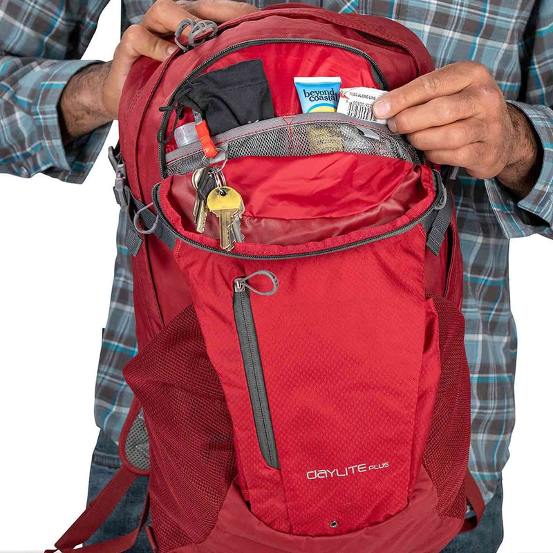 Load image into Gallery viewer, osprey daylite plus backpack features 1
