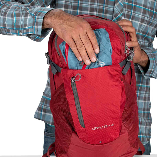 osprey daylite plus backpack features 2 front stow pocket